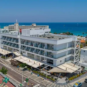 Ξενοδοχείο πλάζα, Πρωταράς